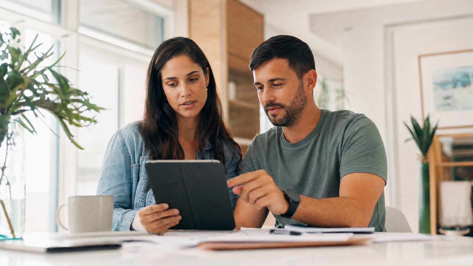 Duas pessoas a rever as finanças pessoais juntas num tablet