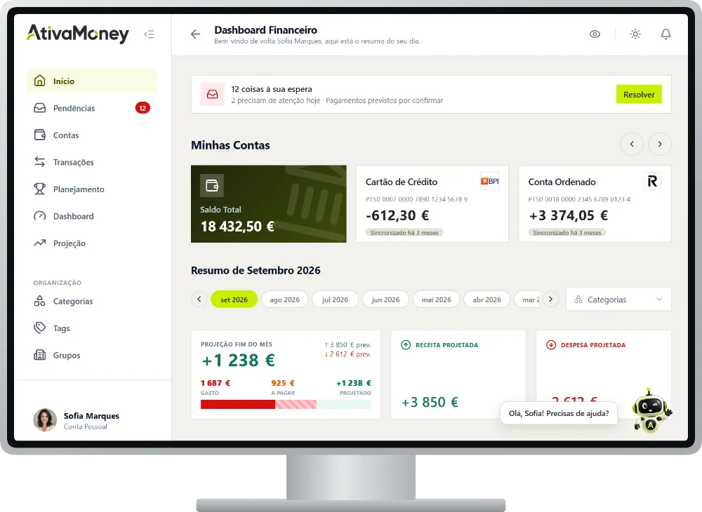 O painel do AtivaMoney num monitor: receitas e despesas do mês e a evolução do ano